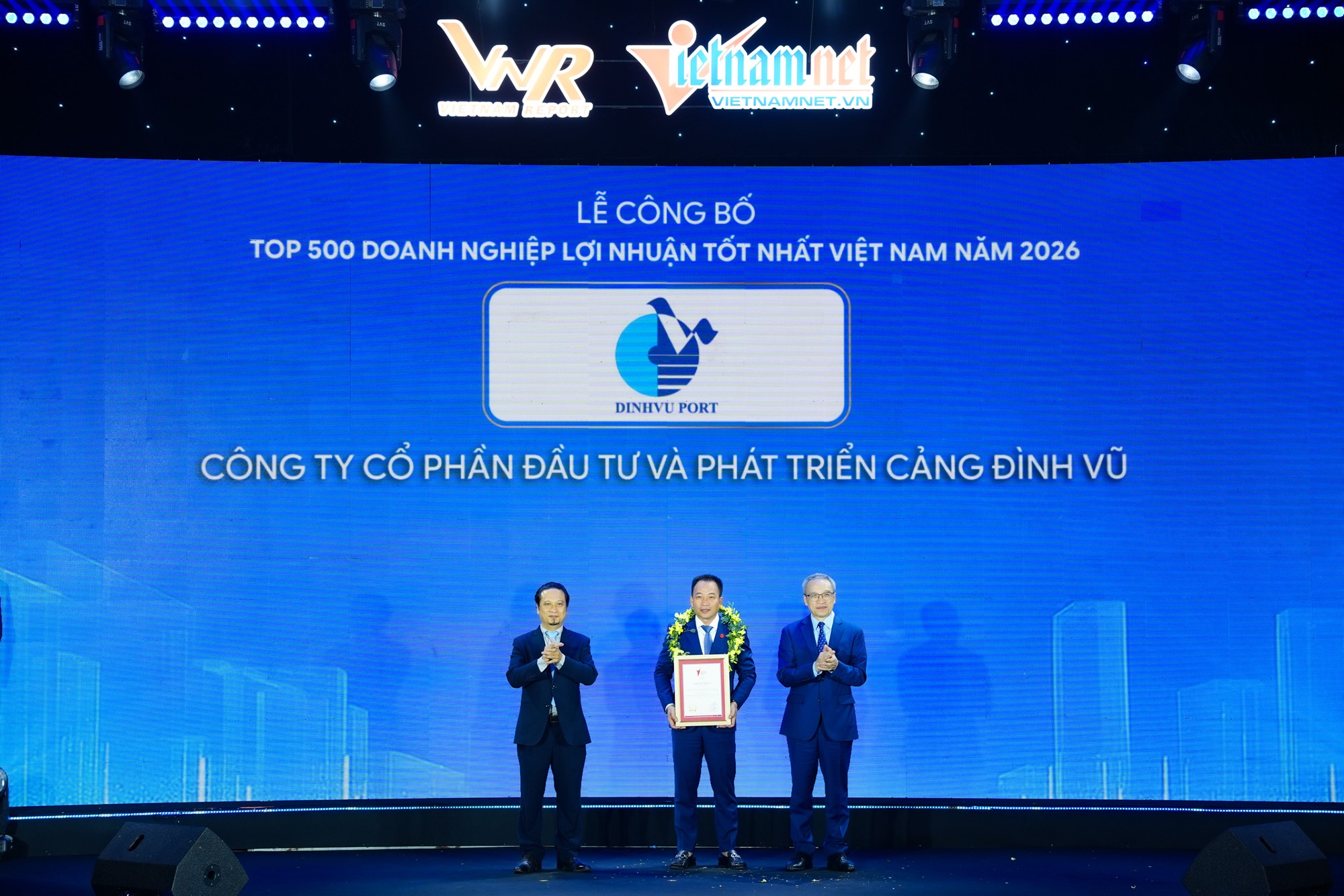 Thứ trưởng Bộ VH-TT-DL Phan Tâm (phải) cùng Ông Vũ Đăng Vinh TGĐ Vietnam Report trao hoa và chứng nhận cho các doanh nghiệp